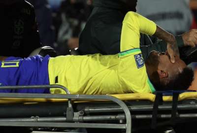 Neymar se retir&oacute; del partido dando muestras de mucho dolor
