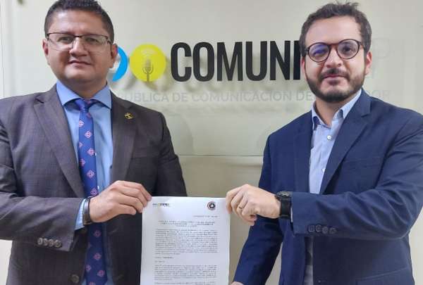  Milton Altamirano, rector de Cuest TV, y Juan Xavier Giler, gerente subrogante de la Empresa P&uacute;blica del Ecuador, durante la firma del acuerdo interinstitucional.