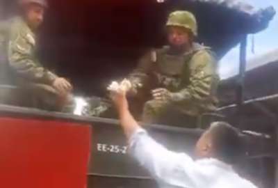 En redes sociales se comparti&oacute; el video de este gesto realizado por un heladero hacia militares que patrullan la ciudad.