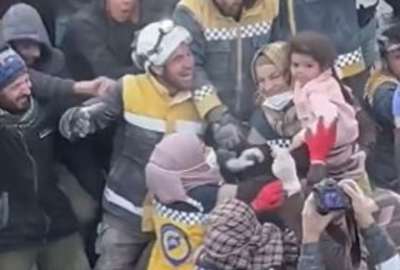 El emotivo momento en que una ni&ntilde;a y su hermana son rescatadas en Siria. 