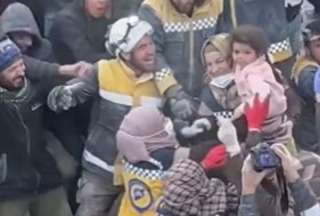 Dos ni&ntilde;as fueron rescatadas tras permanecer un d&iacute;a bajo los escombros en Siria