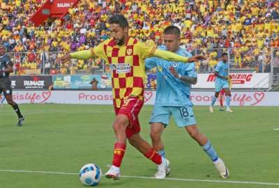 Jeison Medina (izq.) durante el duelo disputado entre Aucas y Universidad Cat&oacute;lica, en el estadio de Chillogallo.
