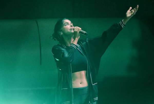 Ana B&aacute;rbara se cay&oacute; en pleno concierto en M&eacute;xico