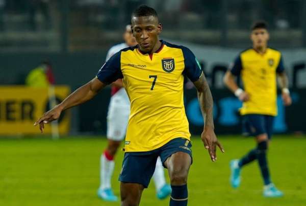 Pervis Estupi&ntilde;&aacute;n controla el bal&oacute;n durante el partido ante Per&uacute;, en Lima