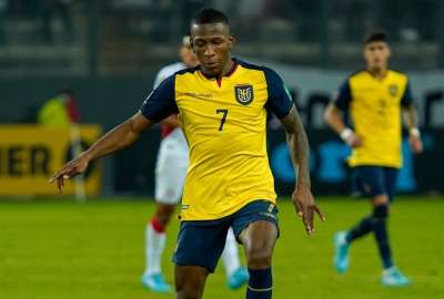 Pervis Estupi&ntilde;&aacute;n controla el bal&oacute;n durante el partido ante Per&uacute;, en Lima