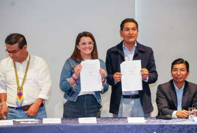 La candidata vicepresidencial Mar&iacute;a Jos&eacute; Pinto (izq.) y Manuel Chugchil&aacute;n, en representaci&oacute;n de los ind&iacute;genas evang&eacute;licos, firmaron el acuerdo.