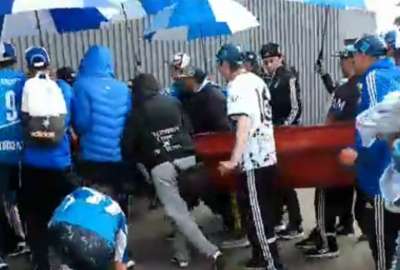 Hinchas de Millonarios ingresan un f&eacute;retro al estadio.