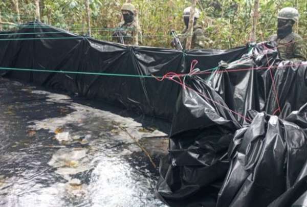 En Shushufindi, cant&oacute;n de Sucumb&iacute;os, los militares encontraron una piscina clandestina con combustible.