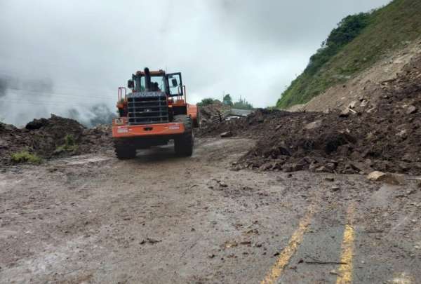 Un deslizamiento de tierra arrastr&oacute; a dos buses interprovinciales