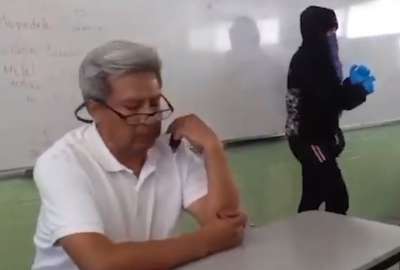 Grupo de estudiantes golpea a profesor al que acusan de acoso