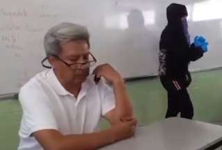 Grupo de estudiantes golpea a profesor al que acusan de acoso