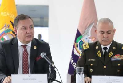 Tras el allanamiento de varias viviendas, en Esmeraldas se captur&oacute; a tres personas: dos adolescentes y un adulto, afirm&oacute; Juan Zapata, ministro del Interior (izq). 