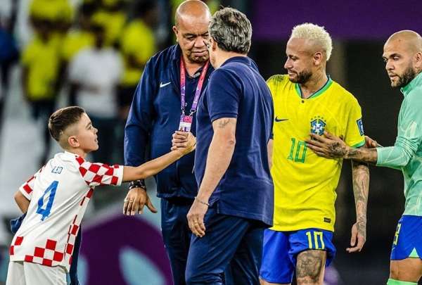 El hijo de Perisic consol&oacute; a Neymar tras la eliminaci&oacute;n de Brasil del Mundial