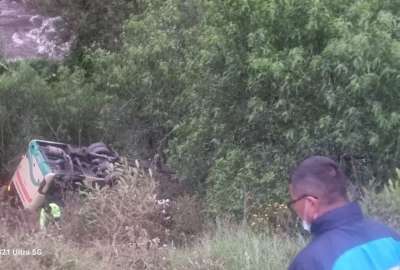 El bus perdi&oacute; pista y cay&oacute; a la pendiente