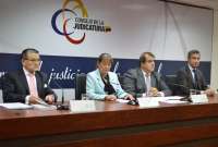 El presidente de la Judicatura, Álvaro Román (centro) explicó el procedimiento para reemplazo de jueces.