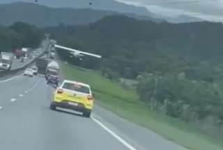 &iexcl;Aterrizaje de emergencia! Una avioneta baj&oacute; en media carretera en Brasil