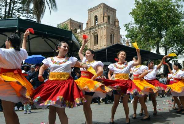 El desfile estudiantil en Cuenca est&aacute; organizado por el Ministerio de Educaci&oacute;n y prev&eacute; la participaci&oacute;n de 1.700 ni&ntilde;os y j&oacute;venes. 