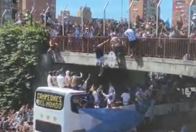 Dos hinchas se lanzaron de un puente al carro de la selecci&oacute;n de Argentina