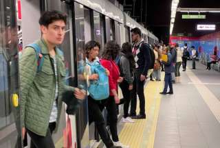 Militares custodian el Metro de Quito ante alertas de violencia en el pa&iacute;s