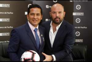 Miguel &Aacute;ngel Loor (der.) posa junto con Luis Muentes, directivo de los &aacute;rbitros