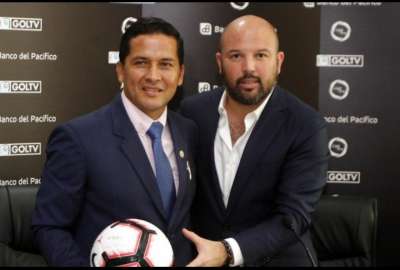 Miguel &Aacute;ngel Loor (der.) posa junto con Luis Muentes, directivo de los &aacute;rbitros