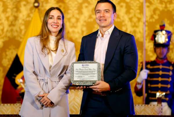 El presidente Daniel Noboa (der.) y la ministra Sonsoles Garc&iacute;a lanzaron la Iniciativa de Paridad de G&eacute;nero Ecuador y Econom&iacute;a Violeta (IPG).