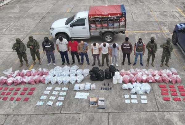 Polic&iacute;as y militares decomisaron miles de explosivos, en El Oro