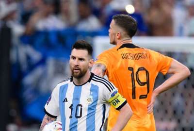 Lionel Messi junto a Wout Weghorst en el duelo entre Argentina y Pa&iacute;ses Bajos. 