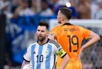 Lionel Messi junto a Wout Weghorst en el duelo entre Argentina y Países Bajos.