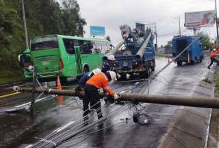 Empresa El&eacute;ctrica brind&oacute; asistencia tras percance con postes de luz