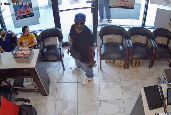 Asaltante fue ignorado por clientes del local al que entr&oacute; a robar en Estados Unidos