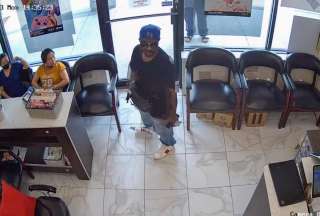 Asaltante fue ignorado por clientes del local al que entr&oacute; a robar en Estados Unidos