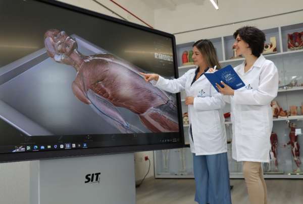 Los estudiantes de la carrera de Medicina refuerzan sus conocimientos a trav&eacute;s de uso de simuladores.