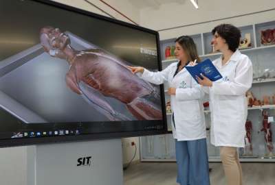 Los estudiantes de la carrera de Medicina refuerzan sus conocimientos a trav&eacute;s de uso de simuladores.