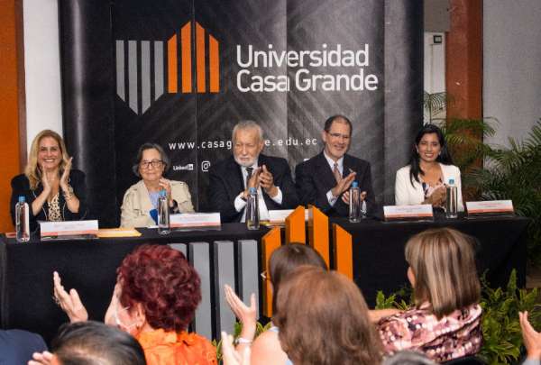 Universidad Casa Grande celebr&oacute; en sesi&oacute;n solemne su trig&eacute;simo aniversario