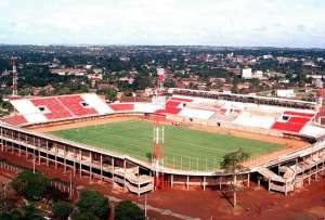 MILEY CYRUS LE GANA AL F&Uacute;TBOL 