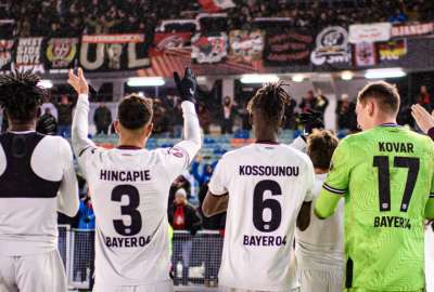 Piero Hincapi&eacute; (3) fue titular en la victoria del Leverkusen