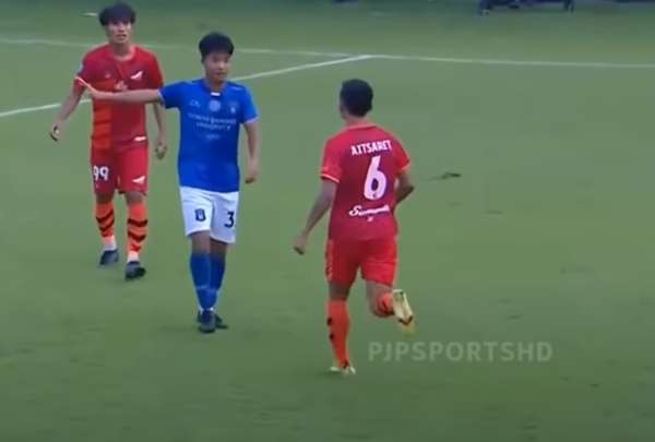 Brutal agresi&oacute;n en medio de un partido de la liga tailandesa
