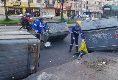Manifestantes da&ntilde;aron contenedores de basura en el sur de Quito
