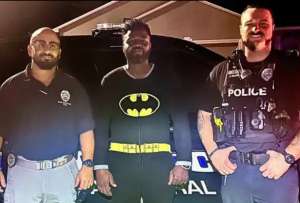 Un “Batman en pijama”, se volvió héroe en su comunidad tras detener a un ladrón.