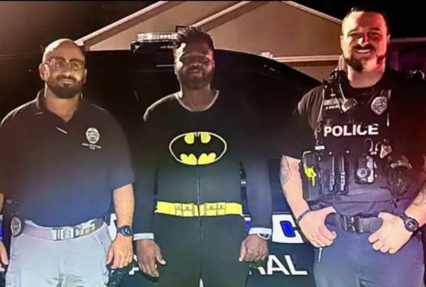 Un &ldquo;Batman en pijama&rdquo;, se volvi&oacute; h&eacute;roe en su comunidad tras detener a un ladr&oacute;n.
