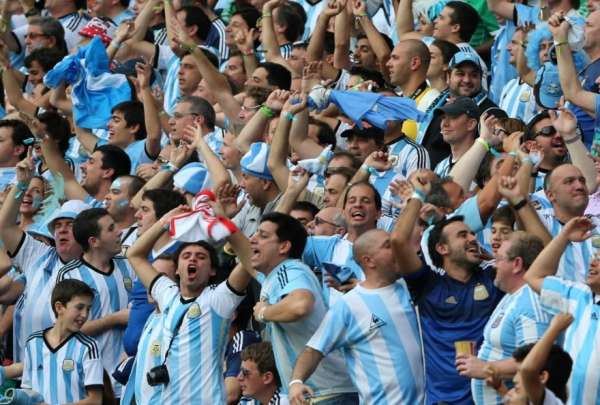 La televisi&oacute;n china censura im&aacute;genes de gente sin mascarilla en Mundial de f&uacute;tbol