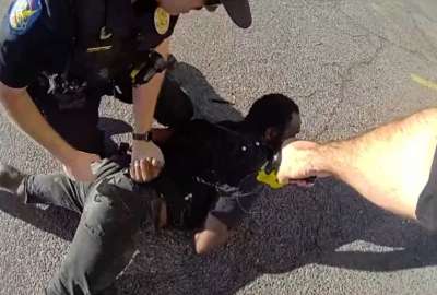 El uso de la fuerza contra un hombre con discapacidad desata una ola de cr&iacute;ticas.