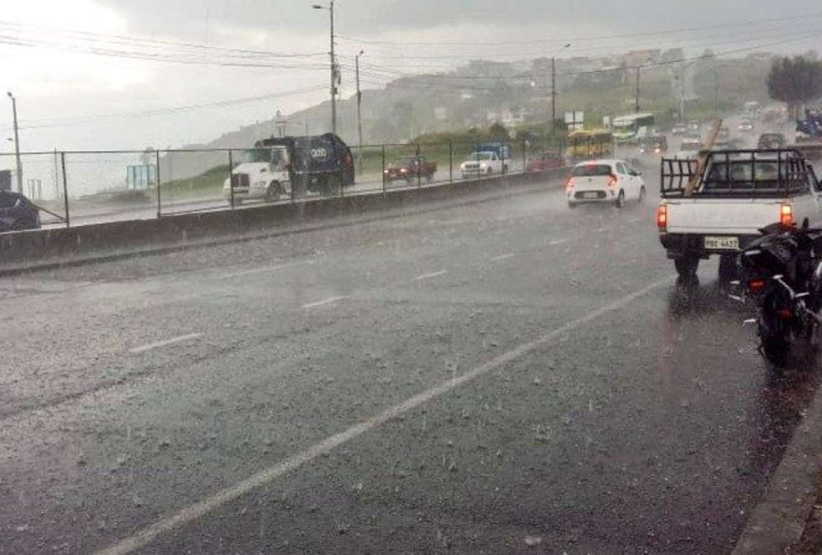 Una estructura met&aacute;lica colaps&oacute; en el sur de Quito
