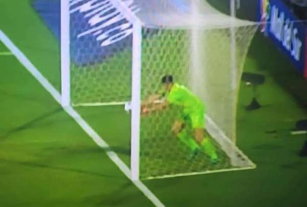 En Per&uacute; est&aacute;n furiosos con el arbitraje por un supuesto gol que no validaron