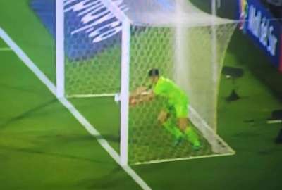 En Per&uacute; est&aacute;n furiosos con el arbitraje por un supuesto gol que no validaron