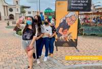Un grupo de chicas se fotograf&iacute;a con la imagen de Iv&oacute;n Uquillas
