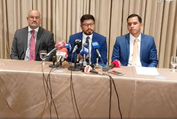 Juan Carlos Izquierdo (centro), acompa&ntilde;ado por sus abogados Julio C&eacute;sar Cueva (izq.) y Santiago Mestanza