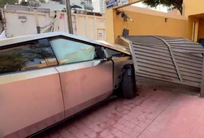 Camioneta de lujo de m&aacute;s de USD 100.000 choc&oacute; contra una casa en M&eacute;xico.