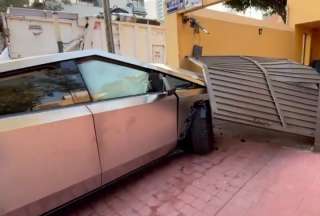 VIDEO | Due&ntilde;o de una cybertruck comprueba que las bolsas de aire funcionan